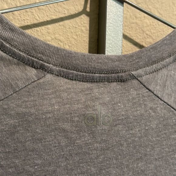 Alo Yoga Mens The Triumph Crew Neck Tee - Athletic Heather Grey Small NWT - Picture 5 of 7